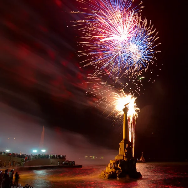 Χαιρετισμό, πυροτεχνήματα πάνω από τον κόλπο. Σεβαστούπολη. — Φωτογραφία Αρχείου