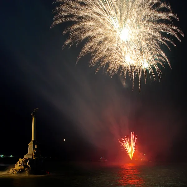 Salut, feux d'artifice au-dessus de la baie. Sébastopol . — Photo