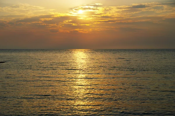 Orangefarbener Sonnenuntergang auf dem Meer. — Stockfoto