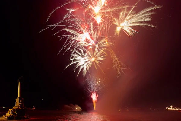 Saudações, fogos de artifício por cima da baía. Sebastopol . — Fotografia de Stock