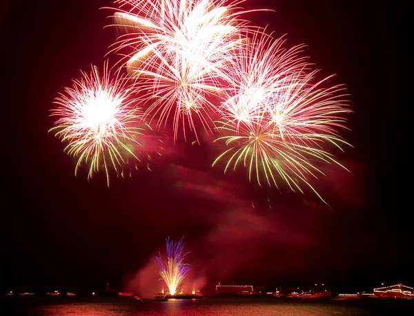 Saudações, fogos de artifício por cima da baía. Sebastopol . — Fotografia de Stock
