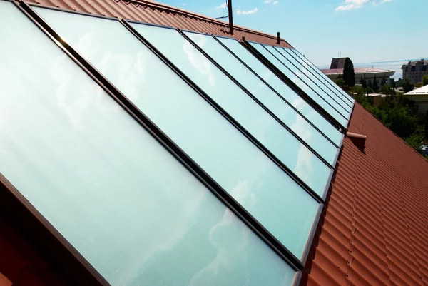 Zonnepanelen (geliosystem) op het dak van het huis. — Stockfoto