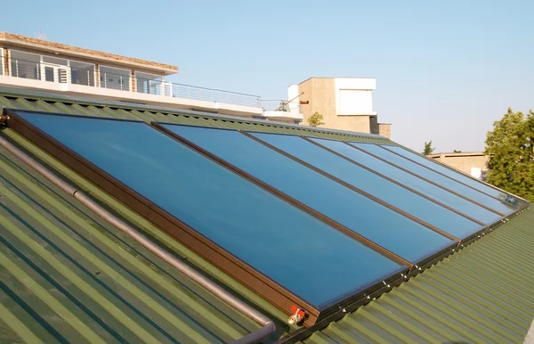 Solpaneler (geliosystem) på hus taket. — Stockfoto