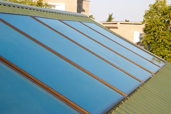 Sonnenkollektoren (Geliosystem) auf dem Hausdach. — Stockfoto