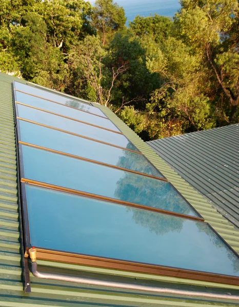 Evin çatısında güneş panelleri (geliosystem). — Stok fotoğraf