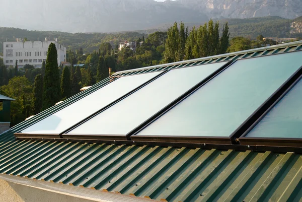 Zonnepanelen (geliosystem) op het dak van het huis. — Stockfoto