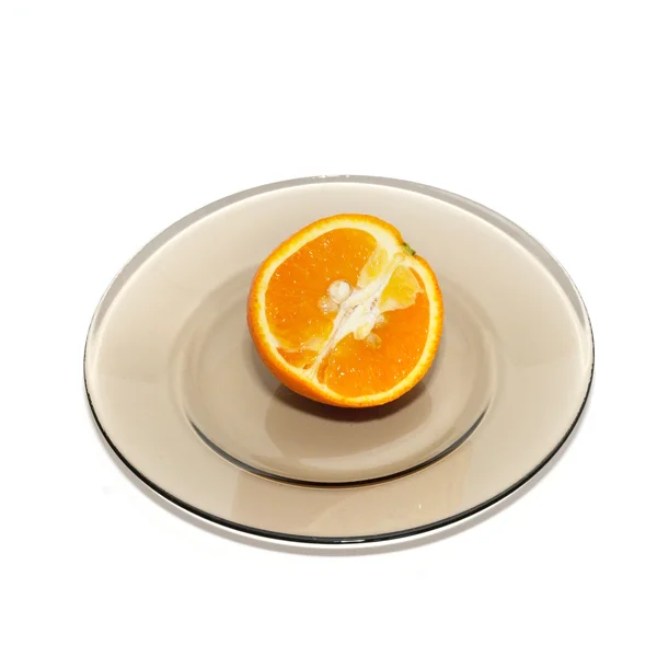 Πορτοκαλί τμήματα στο πιάτο απομονωθεί σε λευκό. — Φωτογραφία Αρχείου