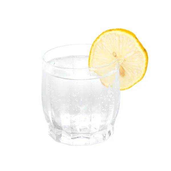 Sklenici studené vody s citronem, izolované na bílém. — Stock fotografie