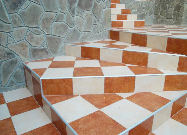 Eine abstrakte Treppe mit Keramikfliesen. — Stockfoto