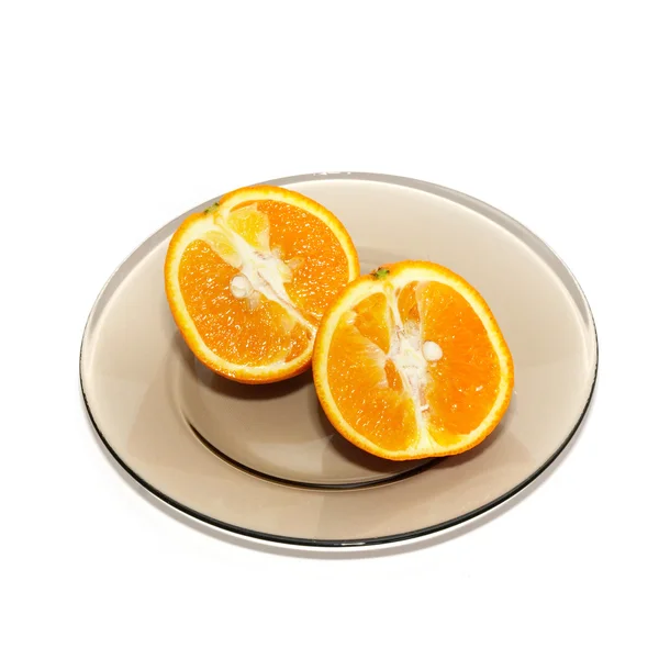 Πορτοκαλί τμήματα στο πιάτο απομονωθεί σε λευκό. — Φωτογραφία Αρχείου