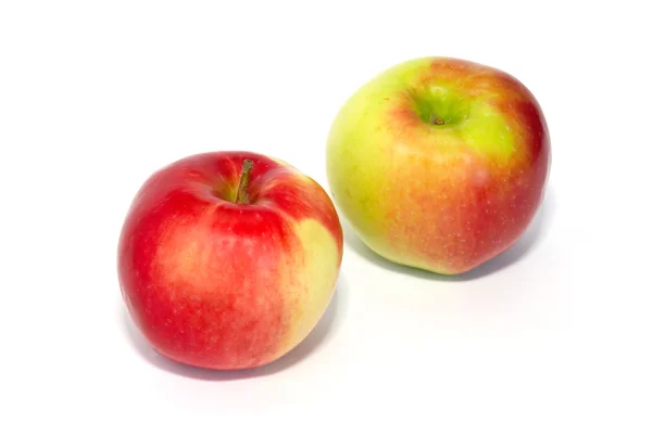Zwei rote frische Äpfel isoliert auf weiß. — Stockfoto
