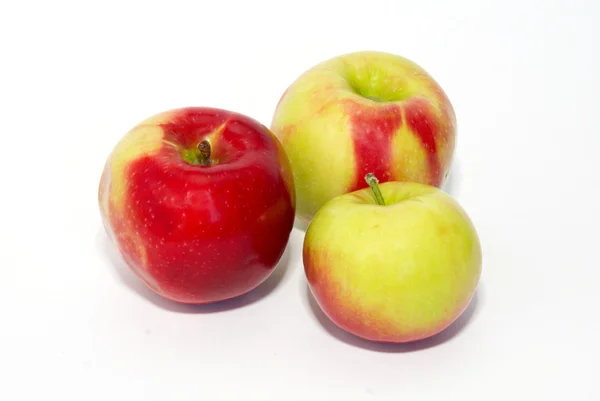 Trzy świeże jabłka na białym tle. — Zdjęcie stockowe