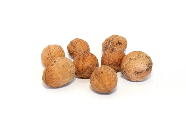 Skupina izolovaných na bílém vlašských ořechů. — Stock fotografie