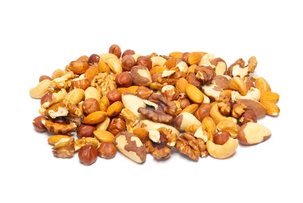 Haldy mnoho druhů lískových ořechů izolovaných na bílém. — Stock fotografie