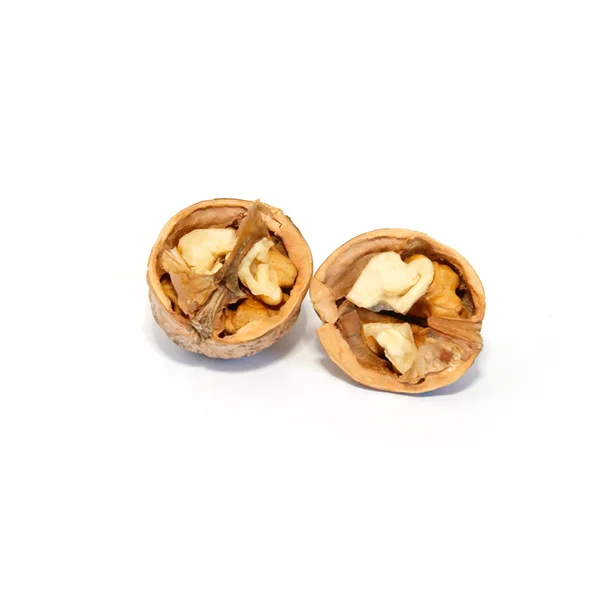 Dvě poloviny ořechu izolovaných na bílém. — Stock fotografie