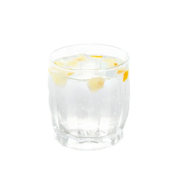 Zimną szklanką wody z cytryną na białym tle. — Zdjęcie stockowe