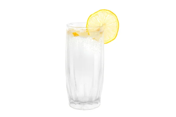 Un bicchiere d'acqua fredda con limone isolato su bianco . — Foto Stock