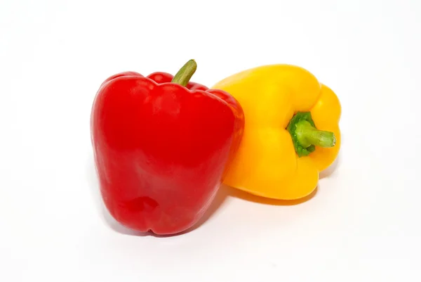 Paprica rossa e gialla isolata su bianco . — Foto Stock