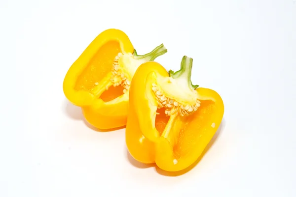 Deux moitiés de fente de paprika jaune isolé sur blanc . — Photo