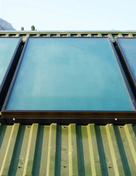 房子屋顶上的太阳能电池板 (geliosystem). — 图库照片
