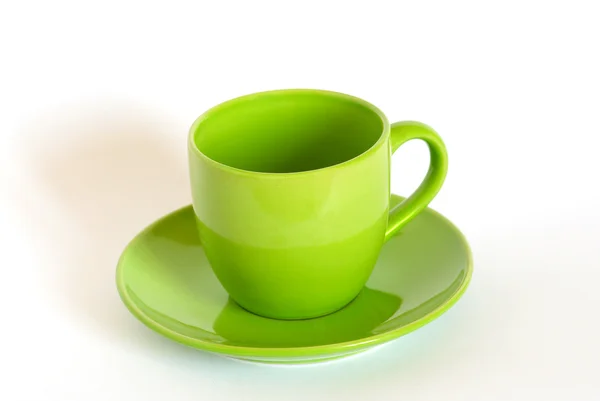 Grüner Tee Tasse und Untertasse auf weißem Hintergrund. — Stockfoto