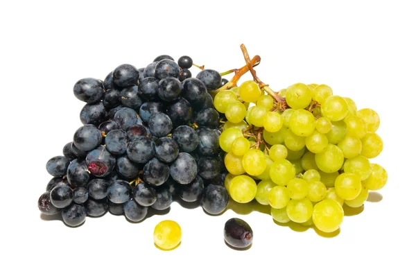 Zwarte en groene druiven geïsoleerd op wit. — Stockfoto
