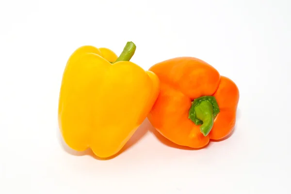 Paprika arancione e gialla isolata su bianco . — Foto Stock