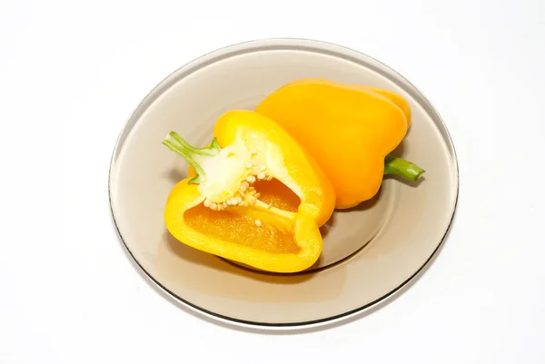 Pimentón amarillo en el plato sobre fondo blanco . — Foto de Stock