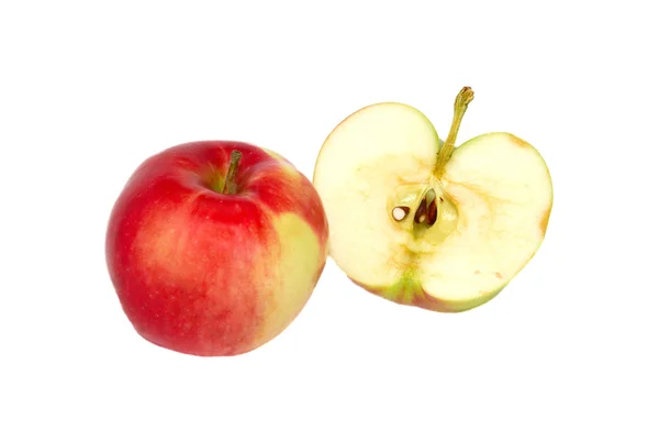 Manzana roja fresca y medio aislada en blanco . — Foto de Stock