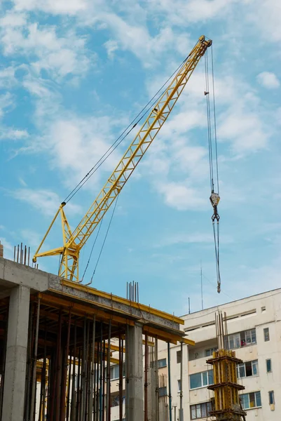 Building crane and the building under construction. — Stock Photo, Image