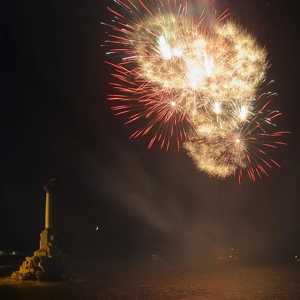 Saludos, fuegos artificiales sobre la bahía. Sebastopol . — Foto de Stock