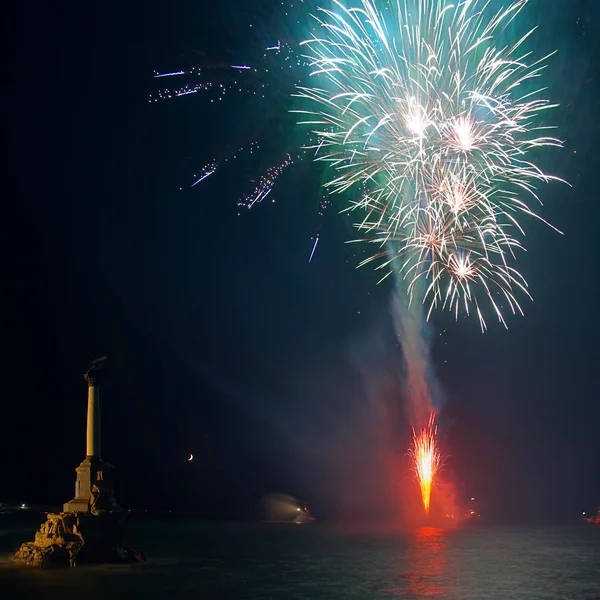 Salute, vuurwerk boven de baai. Sebastopol. — Stockfoto