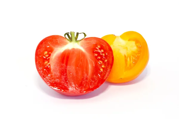 Twee helften van verse tomaten geïsoleerd op wit. — Stockfoto