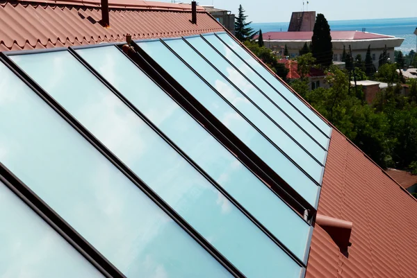 Sonnenkollektoren (Geliosystem) auf dem Hausdach. — Stockfoto