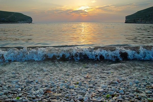 Закат на море с волнами . — стоковое фото