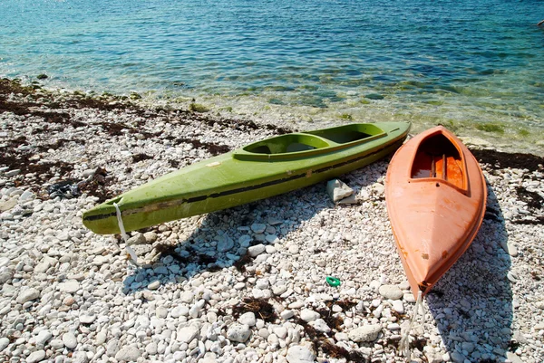 Two colour kayaks on the beach. — Stock Photo, Image