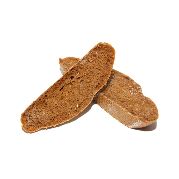 Scheiben von braunem Brot isoliert auf weißem. — Stockfoto