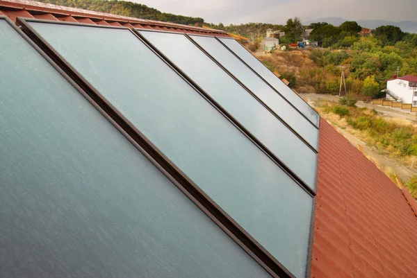 Panel solar (geliosystem) en el techo de la casa . — Foto de Stock