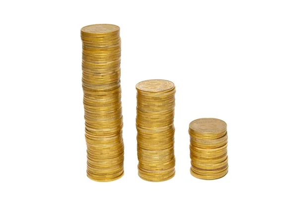 Hromady zlatých mincí, izolované na bílém. — Stock fotografie