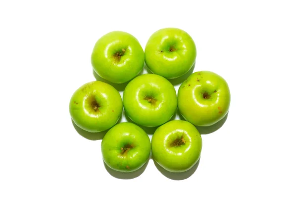 Řada zelených jablek, izolované na bílém. — Stock fotografie