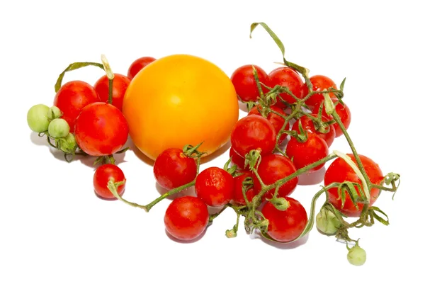 白で隔離される赤い小さなトマト. — ストック写真