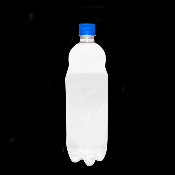 Пластикова пляшка ізольована на чорному . — стокове фото