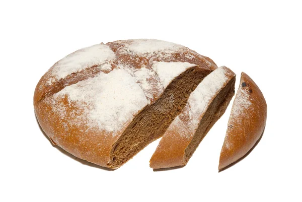 Geschnittenes braunes Brot isoliert auf weißem. — Stockfoto