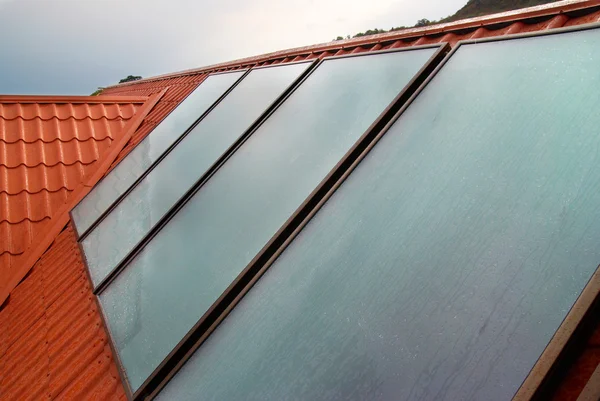 Сонячна панель (геліосистема) на даху будинку . — стокове фото