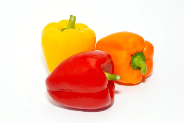 Tre paprica colorata isolata su bianco . — Foto Stock