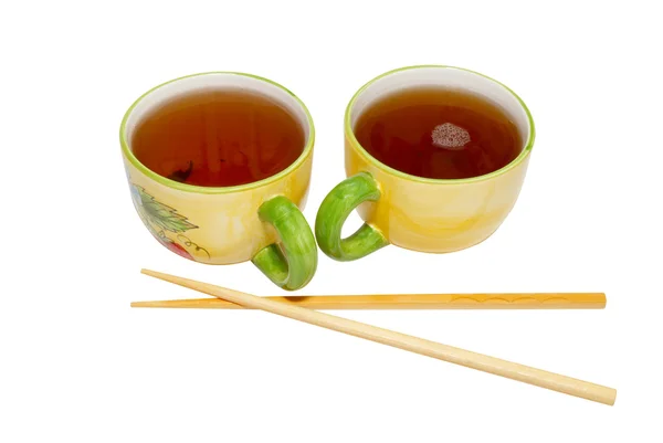 Dva šálky čaje a hůlky izolovaných na bílém. — Stock fotografie