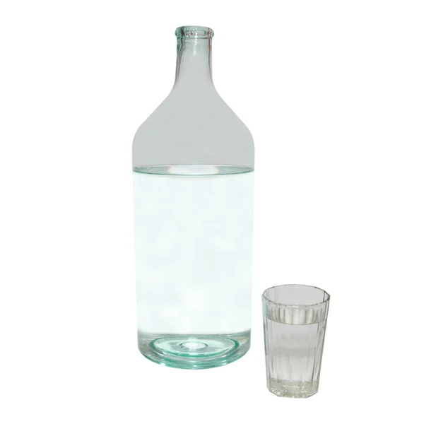 Průhledná láhev a sklenice izolovaných na bílém. — Stock fotografie
