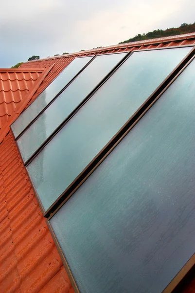 Solpanel (geliosystem) på hus taket. — Stockfoto