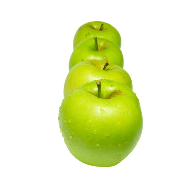Fila de manzanas verdes aisladas en blanco . —  Fotos de Stock