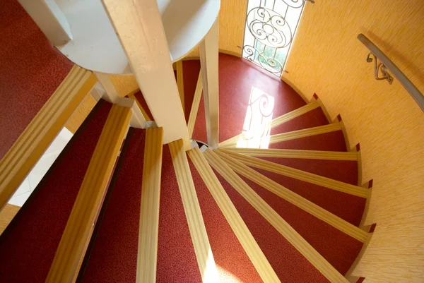 Spiraltrappa i ett hus. — Stockfoto